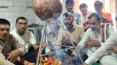 नन्द गोपाल गुप्ता 'नंदी' के पुनर्प्राप्त जन्मोत्सव पर फतेहपुर में हुआ विशेष पूजन
मोटेश्वर महादेव मंदिर में शिव आराधना के बाद श्रद्धालुओं को वितरित किया गया प्रसाद
जनप्रतिनिधियों, समाजसेवियों एवं भाजपा कार्यकर्ताओं की रही सहभागिता
✒️रिपोर्ट अजय श्रीवास्तव
फतेहपुर। उत्तर प्रदेश सरकार के औद्योगिक विकास, निर्यात प्रोत्साहन, एनआरआई एवं निवेश प्रोत्साहन मंत्री नन्द गोपाल गुप्ता "नंदी" के पुनर्प्राप्त जन्मोत्सव के अवसर पर फतेहपुर के सिद्धपीठ मोटेश्वर महादेव मंदिर में विशेष पूजा-अर्चना का आयोजन किया गया। कार्यक्रम में उनके उत्तम स्वास्थ्य, दीर्घायु एवं जनसेवा के लिए प्रार्थना की गई तथा श्रद्धालुओं एवं राहगीरों के बीच प्रसाद वितरित किया गया।
फतेहपुर। जनपद के कृष्ण बिहारी नगर स्थित सिद्धपीठ मोटेश्वर महादेव मंदिर में रविवार को उत्तर प्रदेश सरकार के कैबिनेट मंत्री नन्द गोपाल गुप्ता "नंदी" के पुनर्प्राप्त जन्मोत्सव के उपलक्ष्य में धार्मिक कार्यक्रम आयोजित किया गया।
कार्यक्रम का आयोजन फतेहपुर प्रभारी नंदी जी समूह के अनीत कुमार अग्रहरि के नेतृत्व में किया गया। इस अवसर पर भगवान शिव का विधिवत रुद्राभिषेक एवं पूजा-अर्चना संपन्न हुई। इसके उपरांत श्रद्धालुओं तथा राहगीरों को प्रसाद वितरित कर जनकल्याण और प्रदेश की खुशहाली की कामना की गई।
कार्यक्रम संयोजक सुरेश चंद्र केसरवानी, अध्यक्ष श्रीराम सेवा ट्रस्ट एवं पवन केसरवानी (नंदी कंस्ट्रक्शन) ने आयोजन में प्रमुख भूमिका निभाई। उन्होंने कहा कि यह आयोजन सेवा, आस्था और जनकल्याण की भावना को समर्पित है।
इस अवसर पर अखिल भारतीय वैश्य एकता परिषद के राष्ट्रीय महासचिव विनोद कुमार गुप्ता तथा प्रेम प्रकाश गुप्ता, प्रधान प्रतिनिधि मेवली ने कहा कि मंत्री नन्द गोपाल गुप्ता "नंदी" के उत्तम स्वास्थ्य और दीर्घायु की कामना करते हुए भगवान शिव से प्रार्थना की गई है।
कार्यक्रम में समाजसेवी रज्जन केसरवानी, भाजपा नगर अध्यक्ष (दक्षिणी) धनंजय द्विवेदी, नमामि गंगे के संयोजक शैलेंद्र शरण 'सिम्पल', चंद्रप्रकाश गुप्ता, बृजेश कुमार त्रिपाठी, आशीष केसरवानी, विवेक अग्रहरि, आर्यन अग्रहरि 'रितु', सुजीत सोनी, अमित गुप्ता, आचार्य जुगुल किशोर मिश्र, तन्मय केसरवानी, उमेश सिंह भदौरिया, आशीष सिंह चंदेल, आयुष कुमार मौर्य, अमित कुमार, विवेक शुक्ला, रोहित अग्रहरि, मानस शुक्ला, यश यादव सहित बड़ी संख्या में श्रद्धालु एवं गणमान्य नागरिक उपस्थित रहे।
धार्मिक एवं सामाजिक आयोजनों का उद्देश्य समाज में सकारात्मक ऊर्जा, सेवा और सामुदायिक सहभागिता को बढ़ावा देना होता है। मोटेश्वर महादेव मंदिर में आयोजित इस कार्यक्रम में बड़ी संख्या में लोगों की सहभागिता इसी भावना को प्रतिबिंबित करती है।
🟥 ND NEWS | दैनिक निष्पक्ष धारा की अपील
एनडी न्यूज़ एवं दैनिक निष्पक्ष धारा सभी नागरिकों से अपील करता है कि धार्मिक एवं सामाजिक आयोजनों को सेवा, सद्भाव और जनकल्याण का माध्यम बनाएं। समाज में आपसी भाईचारा, पर्यावरण संरक्षण, स्वच्छता और सामाजिक सहयोग की भावना को बढ़ावा देना हम सभी की साझा जिम्मेदारी है।
जनहित में सुझाव
धार्मिक आयोजनों में स्वच्छता एवं अनुशासन बनाए रखें।
प्रसाद वितरण एवं सेवा कार्यों में जरूरतमंद लोगों को प्राथमिकता दें।
सामाजिक समरसता और आपसी सद्भाव को बढ़ावा दें।
धार्मिक आयोजनों के माध्यम से पर्यावरण संरक्षण और जनजागरूकता का संदेश भी प्रसारित करें।
👇👇
#NDNews #दैनिकनिष्पक्षधारा #Fatehpur #NandGopalGuptaNandi #MoteshwarMahadev #ShivPuja #BJP #UttarPradesh #ReligiousEvent #JanSeva #FatehpurNews
👇👇
@dgpup
@RSSorg
@UPGovt
@RSSgeet
@wpl1090
@Uppolice
@MIB_India
@PMOIndia
@HMOIndia
@VHPDigital
@InfoDeptUP
@myogioffice
@homeupgov
@CMOUP_RC
@CMOfficeUP
@ChiefSecyUP
@ChiefSecyUP
@MahantYogiG
@UpPolicemitra
@BajrangDalOrg
@UPPViralCheck
@rashtrapatibhvn
@112UttarPradesh
@UPMahilakalyan
@myogiadityanath
@NandiGuptaBJP
👇👇👇
🟥 ND NEWS | दैनिक निष्पक्ष धारा
मुख्य संपादक / संस्थापक: राजन सिंह हाड़ा
सह-संपादक: शालिनी सिंह भदौरिया
✒️ रिपोर्ट: सहयोगी शिवा गुप्ता के साथ जिला ब्यूरो अजय श्रीवास्तव
📍 कार्यालय-3: U158, हीरा स्वीट्स के पास, विकास मार्ग, लक्ष्मी नगर, पूर्वी दिल्ली, पिन कोड – 110092 (NCR)
📍 कार्यालय-2: विधानसभा रोड, बर्लिंगटन चौराहा, लखनऊ (226001) (UP)
📍 कार्यालय-1: 1/1 अटल बिहारी चौराहा, नियर बर्मा चौराहा, फतेहपुर (212601) (UP)
📅 दिनांक: 12 जुलाई 2026
📆 दिन: रविवार
📧 Email: ndnewschannel@gmail.com
📞 मोबाइल: 9696119696