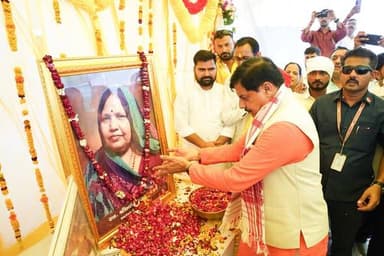 मुख्यमंत्री डॉ. यादव ने विधायक लहार श्री अम्बरीश शर्मा की माताजी के निधन पर जताया शोक
पैतृक गाँव पहुंचकर श्रद्धांजलि अर्पित की
मुख्यमंत्री डॉ. मोहन यादव ने आज भिण्ड प्रवास के दौरान लहार विधायक श्री अम्बरीश शर्मा के पैतृक गाँव सीकरी जागीर स्थित आवास पहुंचकर, उनकी माताजी श्रीमती अरुणा देवी के निधन पर श्रद्धांजलि अर्पित कर शोक व्यक्त किया। श्रीमती अरुणा देवी का 09 जून 2026 को लंबी बीमारी के बाद देहावसान हो गया था।
मुख्यमंत्री डॉ. यादव ने शोक संतप्त परिजनों से भेंट कर सांत्वना दी और ढाँढ़स बंधाया। उन्होंने शोक संवेदना व्यक्त करते हुए ईश्वर से पुण्यात्मा को अपने श्रीचरणों में स्थान देने तथा दुःख की इस घड़ी में शोकाकुल परिजनों को संबल प्रदान करने की प्रार्थना की। उन्होंने स्व. श्रीमती अरुणा देवी के चित्र पर श्रद्धा सुमन अर्पित किये।
#CMMadhyaPradesh
#JansamparkMP
Dr Mohan Yadav
#भिण्ड
#Bhind