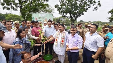 वाराणसी में हरियाली का महाअभियान, 5000 पौधों के रोपण के साथ पर्यावरण संरक्षकों का सम्मान
वाराणसी में आयोजित वृक्षारोपण महाभियान के तहत प्रदेश सरकार के राज्य मंत्री (स्वतंत्र प्रभार) रविन्द्र जायसवाल और विधान परिषद सदस्य धर्मेंद्र सिंह ने पर्यावरण संरक्षण के क्षेत्र में उत्कृष्ट कार्य करने वाले पर्यावरण संरक्षकों को सम्मानित किया। इस दौरान सेंट्रल जेल रोड के पीछे लगभग 5000 छायादार, फलदार और औषधीय पौधों का रोपण किया गया।
मंत्री रविन्द्र जायसवाल ने कहा कि वृक्ष आने वाली पीढ़ियों के सुरक्षित भविष्य की सबसे बड़ी पूंजी हैं, जबकि एमएलसी धर्मेंद्र सिंह ने जलवायु परिवर्तन से निपटने के लिए जनभागीदारी और पौधों के संरक्षण पर विशेष जोर दिया।
🌱 हरित उत्तर प्रदेश के संकल्प के साथ वाराणसी में चला वृक्षारोपण महाभियान।
#Varanasi #TreePlantation #Vriksharopan #GreenVaranasi #Environment #GoGreen #PlantATree #RavindraJaiswal #DharmendraSingh #UPNews #YogiGovernment #ClimateAction #HaritUttarPradesh #LiveVNS #VaranasiNews