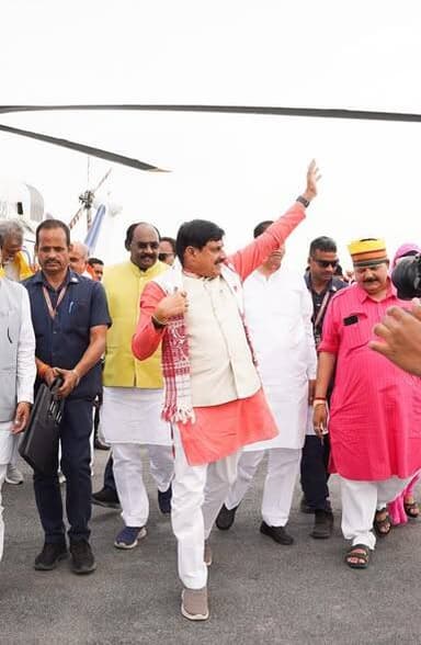 मुख्यमंत्री डॉ. मोहन यादव का लहार हेलीपेड पर हुआ आत्मीय स्वागत
मंत्री, विधायक, जिला पंचायत अध्यक्ष सहित अन्य जनप्रतिनिधियों ने पुष्पगुच्छ भेंटकर अगवानी की
मुख्यमंत्री डॉ. मोहन यादव रविवार को हैलीकॉप्टर द्वारा ग्वालियर से विधानसभा क्षेत्र लहार जिला भिण्ड आये। साथ में पंचायत एवं ग्रामीण विकास, श्रम विभाग तथा जिले के प्रभारी मंत्री श्री प्रहलाद सिंह पटेल भी आये। लहार हेलीपैड पर नवीन एवं नवकरणीय ऊर्जा मंत्री श्री राकेश शुक्ला, विधायक भिण्ड श्री नरेन्द्र सिंह कुशवाह, विधायक लहार श्री अम्बरीश शर्मा, पूर्व मंत्री श्री लाल सिंह आर्य, जिला पंचायत अध्यक्ष श्रीमती कामना सिंह भदौरिया और अन्य जनप्रतिनिधियों ने उनका आत्मीय स्वागत किया एवं अगवानी की।
#CMMadhyaPradedsh
#JansamparkMP
Dr Mohan Yadav
#भिण्ड
#Bhind