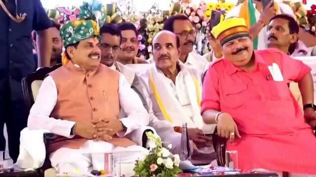 मुख्यमंत्री डॉ. मोहन यादव जी ने आज लहार, भिण्ड से मुख्यमंत्री लाड़ली बहना योजना के अंतर्गत प्रदेश की 1.25 करोड़ से अधिक लाड़ली बहनों के खातों में ₹1835 करोड़ से अधिक की राशि का सिंगल क्लिक के माध्यम से अंतरण किया।
यह योजना प्रदेश की बहनों के सम्मान, सशक्तिकरण और आत्मनिर्भरता की दिशा में एक महत्वपूर्ण कदम है।
प्रदेश की सभी लाड़ली बहनों को हार्दिक बधाई एवं शुभकामनाएँ। 💐
#LadliBahnaMP #CMDrMohanYadav #MadhyaPradesh #WomenEmpowerment #LadliBahnaYojana #MadhyaPradesh #Sidhi Collector Office Sidhi तलाश न्यूज सीधी प्राइड इंडिया न्यूज़
