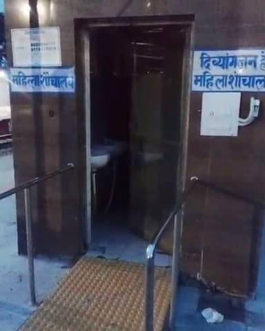 हरदोई रेलवे स्टेशन के प्लेटफॉर्म 2-3 के शौचालय में तीन दिन से अंधेरा, मोबाइल टॉर्च के सहारे जाने को मजबूर यात्री
हरदोई रेलवे स्टेशन पर यात्रियों की सुविधाओं को लेकर एक बार फिर सवाल खड़े हो गए हैं। स्टेशन के प्लेटफॉर्म संख्या 2 और 3 पर लखनऊ छोर स्थित सार्वजनिक शौचालय में पिछले तीन दिनों से रोशनी की व्यवस्था ठप बताई जा रही है। रात के समय यहां पूरी तरह अंधेरा रहने के कारण यात्रियों, खासकर महिलाओं, बुजुर्गों और बच्चों को काफी परेशानी का सामना करना पड़ रहा है। कई यात्रियों का कहना है कि उन्हें शौचालय तक जाने और उसका उपयोग करने के लिए मोबाइल की टॉर्च का सहारा लेना पड़ रहा है।यात्रियों के अनुसार, रात में शौचालय के आसपास पर्याप्त रोशनी न होने से असुरक्षा की भावना भी बनी रहती है। अंधेरे के कारण फिसलने या किसी अप्रिय घटना की आशंका बनी रहती है। उनका कहना है कि स्टेशन पर तैनात संबंधित विभाग के कर्मचारियों को इस समस्या की जानकारी होनी चाहिए थी, लेकिन तीन दिन बीत जाने के बाद भी स्थिति जस की तस बनी हुई है।
*स्टेशन परिसर में कई स्थानों पर प्रकाश व्यवस्था को लेकर शिकायतें सामने आती रही हैं*
रेलवे के विद्युत विभाग की कार्यप्रणाली को लेकर पहले भी सवाल उठते रहे हैं। स्टेशन परिसर में कई स्थानों पर प्रकाश व्यवस्था को लेकर शिकायतें सामने आती रही हैं। स्थानीय लोगों का आरोप है कि कहीं आवश्यकता से अधिक विद्युत पोल लगाए गए हैं तो कहीं जरूरी स्थानों पर पर्याप्त रोशनी तक उपलब्ध नहीं है। इससे रखरखाव व्यवस्था पर भी प्रश्नचिह्न लग रहे हैं।
हरदोई रेलवे स्टेशन पर अमृत भारत स्टेशन योजना के तहत करोड़ों रुपये की लागत से विकास कार्य कराए गए हैं। ऐसे में यात्रियों का कहना है कि यदि मूलभूत सुविधाओं का नियमित रखरखाव नहीं होगा तो इन विकास कार्यों का उद्देश्य अधूरा रह जाएगा। उनका मानना है कि स्टेशन जैसे सार्वजनिक स्थल पर शौचालय, पेयजल और प्रकाश व्यवस्था जैसी सुविधाएं हर समय सुचारु रहनी चाहिए।यात्रियों ने मंडल रेल प्रशासन से मांग की है कि प्लेटफॉर्म संख्या 2 और 3 के शौचालय की प्रकाश व्यवस्था तत्काल दुरुस्त कराई जाए। साथ ही पूरे स्टेशन परिसर की विद्युत व्यवस्था का निरीक्षण कर नियमित निगरानी सुनिश्चित की जाए, ताकि भविष्य में ऐसी समस्याएं दोबारा सामने न आएं। यात्रियों का कहना है कि छोटी दिखने वाली ऐसी लापरवाही रात के समय बड़े सुरक्षा जोखिम का कारण बन सकती है।