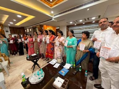 स्वर्णकार समाज की महिलाओं को मिला नया नेतृत्व...
14 अगस्त को फरीदाबाद में होगा भव्य महिला सम्मान समारोह
हरियाणा महिला स्वर्णकार संगठन ने महिला नेतृत्व और सामाजिक सशक्तिकरण की दिशा में एक महत्वपूर्ण कदम बढ़ाते हुए संगठन के निमंत्रण पत्र एवं संकल्प पत्र का विमोचन किया। इस अवसर पर हरियाणा सरकार में अनेक उच्च प्रशासनिक पदों पर अपनी सेवाएं दे चुकीं सेवानिवृत्त आईएएस अधिकारी श्रीमती सुनीता वर्मा की अध्यक्षता में सेक्टर-17 स्थित एक महत्वपूर्ण बैठक आयोजित की गई।
बैठक का संचालन संगठन की नव-नियुक्त प्रदेश महासचिव एवं उच्चतम न्यायालय की अधिवक्ता सपना वर्मा ने किया। वहीं, फरीदाबाद जिला इकाई की कमान प्रख्यात कवयित्री डॉ. अनीता सोनी को सौंपे जाने पर सभी सदस्यों ने उनका स्वागत किया।
बैठक में समाज के उत्थान से जुड़े कई अहम मुद्दों पर चर्चा हुई। विशेष रूप से हरियाणा सरकार से स्वर्णकार कला बोर्ड के गठन की मांग उठाई गई। साथ ही महिलाओं की शिक्षा, सामाजिक भागीदारी और नेतृत्व क्षमता को बढ़ावा देने के लिए ठोस योजनाओं पर विचार-विमर्श किया गया।
संगठन के वरिष्ठ सदस्यों और समाज के गणमान्य लोगों ने सर्वसम्मति से नई पदाधिकारियों को जिम्मेदारियां सौंपते हुए विश्वास जताया कि उनके नेतृत्व में स्वर्णकार समाज की महिलाएं सामाजिक, शैक्षिक और सांस्कृतिक क्षेत्रों में नई पहचान बनाएंगी तथा युवा पीढ़ी के लिए प्रेरणा बनेंगी।
इस अवसर पर नवनियुक्त पदाधिकारियों को शुभकामनाएं देते हुए उनके सफल कार्यकाल की कामना की गई।
बैठक के दौरान जिला अध्यक्ष डॉ. अनीता सोनी ने जानकारी दी कि 14 अगस्त को सेक्टर-15 कम्युनिटी सेंटर, फरीदाबाद में भव्य महिला सम्मान एवं सांस्कृतिक कार्यक्रम आयोजित किया जाएगा। इस कार्यक्रम में प्रदेशभर से स्वर्णकार समाज की सक्रिय महिलाओं को आमंत्रित किया जाएगा। सांस्कृतिक प्रस्तुतियों के साथ महिला सम्मान, शिक्षा और सशक्तिकरण को केंद्र में रखते हुए आयोजित होने वाले इस समारोह में सैकड़ों महिलाओं की गरिमामयी उपस्थिति रहने की संभावना है।
बैठक में प्रदेश अध्यक्ष सुनीता वर्मा, जिला अध्यक्ष डॉ. अनीता सोनी, प्रदेश महासचिव एडवोकेट सपना वर्मा, इन्द्रा वर्मा, कविता वर्मा, शिप्रा वर्मा, एडवोकेट कविता वर्मा, प्रिया वर्मा, पिंकी वर्मा, मधु वर्मा, सीनियर एडवोकेट आर.पी. वर्मा, आर.डी. वर्मा, एस.के. वर्मा, कैन्हया वर्मा, मुकेश वर्मा, एडवोकेट विकास वर्मा, जय किशन वर्मा, अशोक वर्मा, मनीष वर्मा, रमेश डाबर, दीपक कपिल, संदीप वर्मा सहित समाज के अनेक गणमान्य लोग उपस्थित रहे।