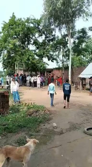 गोंडा के मनकापुर कोतवाली क्षेत्र के अंतर्गत आने वाले बक्सरा गांव में रविवार दोपहर एक 30 वर्षीय महिला की संदिग्ध परिस्थितियों में मौत होने से इलाके में हड़कंप मच गया। मृतका की पहचान लक्ष्मी पत्नी राजकुमार के रूप में हुई है। घटना की जानकारी मृतका के पति राजकुमार और उनके परिजनों ने मनकापुर कोतवाली पुलिस को दी। सूचना मिलते ही पुलिस मौके पर पहुंची और शव को अपने कब्जे में लेकर पंचायतनामा की कार्रवाई करते हुए उसे पोस्टमार्टम के लिए भेज दिया। घटना की संवेदनशीलता को देखते हुए पुलिस ने मौके पर डॉग स्क्वायड और फोरेंसिक टीम को भी बुलाकर गहनता से जांच-पड़ताल की।
पुलिस की शुरुआती जांच में यह बात सामने निकल कर आई है कि महिला ने घर के कमरे के अंदर फांसी लगाकर कथित तौर पर आत्महत्या की है। हालांकि, परिजनों ने पुलिस को सूचना दिए बिना ही शव को फंदे से नीचे उतारकर बेड पर लिटा दिया था। मृतका के गले पर फांसी के फंदे के स्पष्ट निशान भी मिले हैं। फिलहाल मनकापुर कोतवाली पुलिस पूरे प्रकरण की बारीकी से जांच कर रही है और मौत का असल कारण जानने के लिए पोस्टमार्टम रिपोर्ट आने का इंतजार कर रही है।
#GondaNews #Mankapur #CrimeNews #UPPolice #GondaPolice