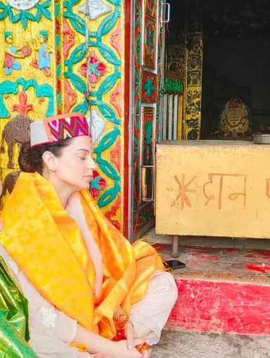 सांसद कंगना रनोत ने लिया बिजली महादेव का आशीर्वाद
Kullu Times
मंडी संसदीय क्षेत्र की सांसद Kangana Ranaut ने आज कुल्लू के पावन बिजली महादेव के दर्शन किये इस दौरान उन्होंने बताया कि कठिन चढ़ाई के पश्चात महादेव के दिव्य दर्शन से मन अपार शांति और आनंद से भर गया।
मार्ग में स्थानीय मातृशक्ति द्वारा बड़े स्नेह से पारंपरिक हिमाचली व्यंजनों का जो सत्कार मिला, वह सदैव स्मरणीय रहेगा। हर हर महादेव!