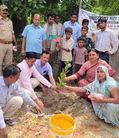 तिलहर/शाहजहांपुर
====
वृक्षारोपण पर्यावरण के
लिए आवश्यक:विधायक।
=====
विवेक शर्मा (अंशु)
भाजपा विधायक सहित तमाम हस्तियों ने निजी प्रतिष्ठानों और सरकारी कार्यालय परिसरों में वृक्षारोपण किया।
मुख्यमंत्री के आवाहन पर एक पेड़ मां के नाम अभियान के अंतर्गत क्षेत्र के गांव मुड़िया बिहारीपुर में भाजपा विधायक सलोना कुशवाहा ने पहुंचकर वृक्षारोपण किया और लोगों से भी अधिक से अधिक पेड़ लगाने की अपील की।
भाजपा विधायक सलोना कुशवाहा ने इस दौरान उपस्थित लोगों को वृक्षारोपण के फायदे गिनाते हुए कहा कि मनुष्य के सच्चे साथी वृक्ष होते हैं क्योंकि वह साफ स्वच्छ हवा देने के साथ ही हमें फल और फूल भी देते हैं।इस दौरान कोतवाली,तहसील,ब्लाक,सरकारी अस्पताल,नगरपालिका,नगर के स्कूलों आदि में भी वृक्षारोपण किया गया।