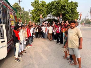 तिलहर/शाहजहांपुर
====
गौमाता को राष्ट्र माता
घोषित किया जाए:अजीत।
=====
विवेक शर्मा (अंशु)
राष्ट्रीय गौ रक्षक संघ के प्रदेश अध्यक्ष के नेतृत्व में निकाली गई गौ सम्मान आवाहन अभियान यात्रा।सैकड़ो की संख्या में जुटे गौरक्षकों ने सरकार से की गौ माता को राष्ट्रमाता बनाने की मांग।
रविवार दोपहर 3:00 बजे से नगर के पूर्वी तिराहे स्थित मंगल बाजार में राष्ट्रीय गौ रक्षक संघ के बैनर तले क्षेत्र के गौरक्षकों के जमा होने का सिलसिला शुरू हो गया।गौ सम्मान आवाहन यात्रा संगठन के प्रदेश अध्यक्ष पंडित अजीत शर्मा के नेतृत्व में शुरू हुई जो कि नगर की मुख्य बाजार से होती हुई कोतवाली के सामने स्थित शाहिद कुटी पर पहुंचकर संपन्न हुई।आवाहन यात्रा के दौरान तमाम गौ रक्षक अपने हाथों में रजिस्टर और पेन लेकर लोगों के प्रतिष्ठानों पर गए और उनसे गौ माता को राष्ट्रमाता बनाए जाने की मांग को लेकर हस्ताक्षर मांगे।इस दौरान राहगीरों से भी हस्ताक्षर कराए गए।प्रदेश अध्यक्ष पंडित अजीत शर्मा ने कहा कि मौजूदा सरकारें विपक्ष में रहते हुए लगातार गौ माता का नाम लेकर यहां तक पहुंची है और अब उन्हें भूलने का काम कर रही है लेकिन राष्ट्रीय गौ रक्षक संघ ऐसा होने नहीं देगा।प्रदेश अध्यक्ष ने कहा कि गौ माता सनातन धर्म की रीढ़ की हड्डी है जिसके खत्म होने पर न सिर्फ सनातन धर्म बल्कि मनुष्य का जीवन भी संकट में पड़ जाएगा।उन्होंने कहा कि गौ माता को राष्ट्र माता घोषित किए जाने की मांग को लेकर समस्त भारत में 27 जुलाई को जिला मुख्यालय पर ज्ञापन दिया जाएगा।इस अवसर पर प्रदेश अध्यक्ष ने समस्त जनपद वासियों से आवाहन करते हुए कहा कि आगामी 27 जुलाई को शाहजहांपुर जिलाधिकारी को ज्ञापन दिया जाएगा जिसमें सभी लोग पहुंचे जिनके पास आने-जाने व्यवस्था न हो उनके लिए सोशल मीडिया पर एक नंबर उपलब्ध कराया जाएगा जिस पर फोन कर उनके लिए वाहन उपलब्ध होगा।
आवाहन यात्रा में संगठन के जिला सचिव अखिलेश मिश्रा और उनकी टीम का विशेष योगदान रहा।
जिला सचिव और उनकी टीम की सराहना करते हुए प्रदेश अध्यक्ष ने सभी का अभार जताया।
यात्रा में महिला प्रकोष्ठ प्रदेश उपाध्यक्ष अमृता सिंह,कौशलेंद्र मिश्रा,कृष्ण गंगवार,प्रमोद गंगवार,आरेंद्र यादव,रिंकू शर्मा,राजदीपक शर्मा,रामजी देवल,अमर सिंह यादव,नितिन कुर्मी,सत्यम राठौर,हर्ष मिश्रा,राहुल जोशी,गौरव सनातनी,आकाश सैनी,गोविंद राठौर,रोविंश वर्मा
नैतिक राणा आदि मौजूद रहे।