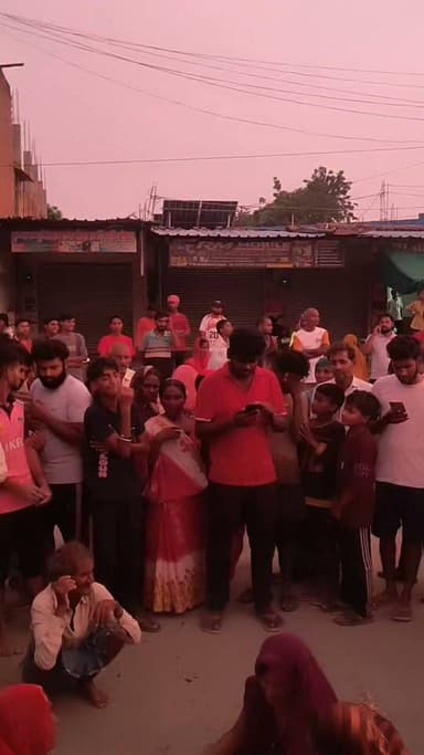 वाराणसी के ककरहवा बाजार में तेज रफ्तार बस की टक्कर से पांच वर्षीय बालक की मौत, पिता की हालत गंभीर,मौके पर तीन थानों की फोर्स मौजूद
#पत्रकारदेवेंद्रदेशमुख #LETESTNEWS #LetestUpdate #VaranasiNews 👇👇