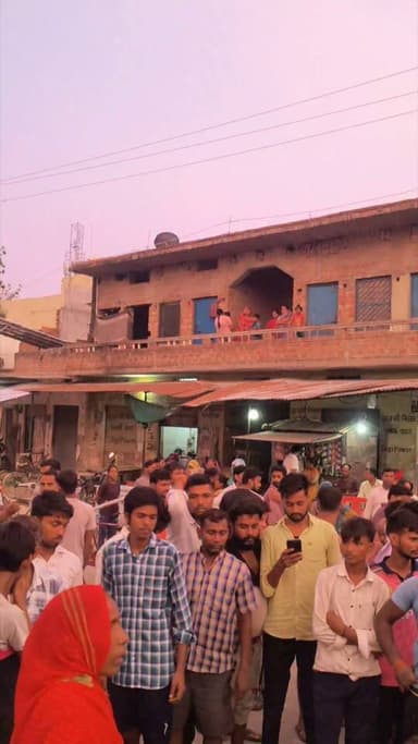 वाराणसी के ककरहवा बाजार में बस की टक्कर से 5 वर्षीय बालक की पिता की हालत गंभीर ,मौके पर कपसेठी - जंसा पुलिस मौजूद
#LetestUpdate #पत्रकारदेवेंद्रदेशमुख #LETESTNEWS #VaranasiNews 👇👇
