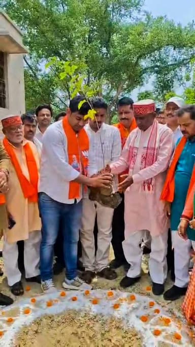 वाराणसी।रैसीपुर में महावृक्षारोपण अभियान के तहत 6 हजार पौधे लगाए गए, पर्यावरण संरक्षण का लिया संकल्प
#LetestUpdate #LETESTNEWS #VaranasiNews #पत्रकारदेवेंद्रदेशमुख 👇👇