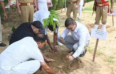#FirozabadPolice वरिष्ठ पुलिस अधीक्षक फिरोजाबाद एवं अपर पुलिस अधीक्षक फिरोजाबाद द्वारा पुलिस लाइन फिरोजाबाद में "एक पेड़ माँ के नाम" अभियान के तहत वृक्षारोपण कर पर्यावरण संरक्षण का संदेश दिया । साथ ही अधिकाधिक पौधे लगाने एवं उनके संरक्षण का संकल्प लेने की अपील की गयी । https://t.co/kQFUbzf1I5