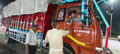 सड़क सुरक्षा जागरूकता अभियान के तहत अमरोहा पुलिस ने वाहन चालकों को हेलमेट, सीट बेल्ट एवं यातायात नियमों के पालन के लिए जागरूक किया।
साथ ही नियमों का उल्लंघन करने वाले 227 वाहनों के चालान कर ₹5,06,500 का जुर्माना आरोपित किया गया, जिसमें 50 ओवरस्पीड चालान शामिल हैं। https://t.co/U9ZAzzYNKV