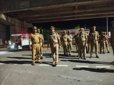 #BastiPolice थाना छावनी पुलिस द्वारा थाना क्षेत्र में सांयकालीन पैदल गस्त कर व्यक्तियों/वाहनो को चेकिंग की गयी तथा आमजन से संवाद स्थापित कर सुरक्षा का एहसास कराया गया। https://t.co/hLtacY4gzS
