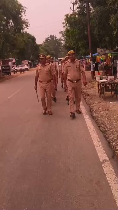 #BastiPolice थाना हरैया पुलिस द्वारा थाना क्षेत्र में सांयकालीन पैदल गस्त कर व्यक्तियों/वाहनो को चेकिंग की गयी तथा आमजन से संवाद स्थापित कर सुरक्षा का एहसास कराया गया। https://t.co/nADRqeATXs