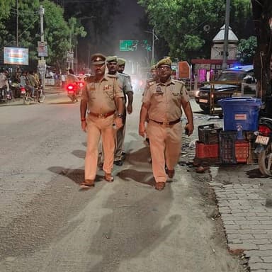 #BastiPolice थाना सोनहा पुलिस द्वारा थाना क्षेत्र में सांयकालीन पैदल गस्त कर व्यक्तियों/वाहनो को चेकिंग की गयी तथा आमजन से संवाद स्थापित कर सुरक्षा का एहसास कराया गया। https://t.co/iwSwWOOP9h
