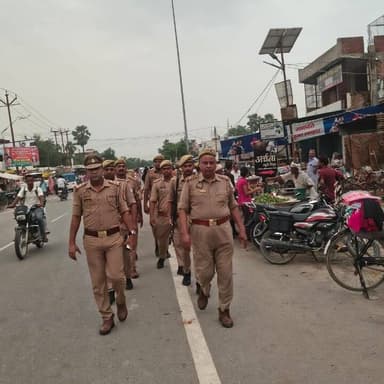 #BastiPolice थाना कलवारी पुलिस द्वारा थाना क्षेत्र में सांयकालीन पैदल गस्त कर व्यक्तियों/वाहनो को चेकिंग की गयी तथा आमजन से संवाद स्थापित कर सुरक्षा का एहसास कराया गया। https://t.co/wahXfHCucf