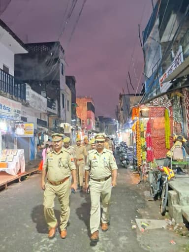 #BastiPolice थाना पुरानी बस्ती पुलिस द्वारा थाना क्षेत्र में सांयकालीन पैदल गस्त कर व्यक्तियों/वाहनो को चेकिंग की गयी तथा आमजन से संवाद स्थापित कर सुरक्षा का एहसास कराया गया। https://t.co/0b4aco26nK