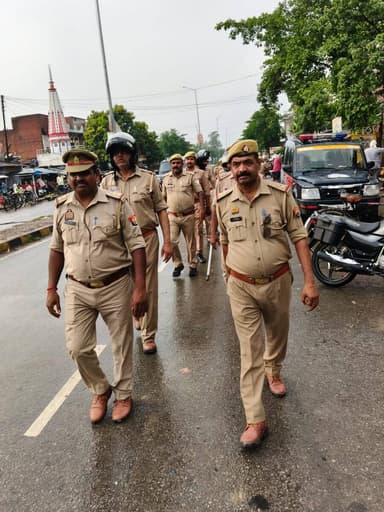 #BastiPolice थाना वाल्टरगंज पुलिस द्वारा थाना क्षेत्र में सांयकालीन पैदल गस्त कर व्यक्तियों/वाहनो को चेकिंग की गयी तथा आमजन से संवाद स्थापित कर सुरक्षा का एहसास कराया गया। https://t.co/Hw8jAD4Lau