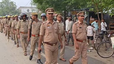 #BastiPolice थाना रूधौली पुलिस द्वारा थाना क्षेत्र में सांयकालीन पैदल गस्त कर व्यक्तियों/वाहनो को चेकिंग की गयी तथा आमजन से संवाद स्थापित कर सुरक्षा का एहसास कराया गया। https://t.co/BOSAoaOyFl