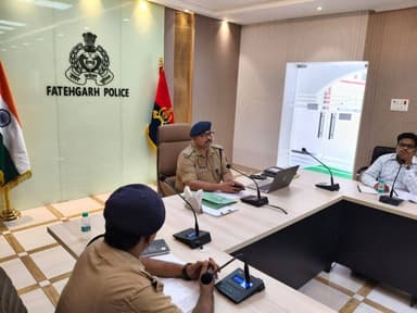 *होमगार्ड भर्ती: अभिलेख सत्यापन एवं शारीरिक परीक्षण की तैयारियों के दृष्टिगत अपर पुलिस अधीक्षक फतेहगढ द्वारा की गई समीक्षा बैठक।*
*आज दिनांक 12.07.2026 को अपर पुलिस अधीक्षक फतेहगढ द्वारा पुलिस लाइन सभागार में होमगार्ड पदों पर सफल अभ्यर्थियों के अभिलेख सत्यापन (DV) एवं शारीरिक मानक/दक्षता परीक्षण (PST) की प्रस्तावित प्रक्रिया को निष्पक्ष, पारदर्शी एवं सुव्यवस्थित ढंग से संपन्न कराए जाने के उद्देश्य से अधिकारियों एवं कर्मचारियों के साथ समीक्षा गोष्ठी आयोजित की गई। बैठक के दौरान डीवी/पीएसटी प्रक्रिया से संबंधित समस्त व्यवस्थाओं की बिंदुवार समीक्षा की गई तथा अधिकारियों एवं कर्मचारियों को उनके दायित्वों के संबंध में आवश्यक दिशा-निर्देश दिए गए। साथ ही निर्देशित किया गया कि संपूर्ण भर्ती प्रक्रिया शासन की मंशा एवं निर्धारित मानकों के अनुरूप पूर्ण निष्पक्षता, पारदर्शिता एवं समयबद्धता के साथ संपन्न कराई जाए।*
#UPPolice #FatehgarhPolice