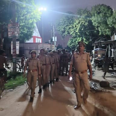 जनपद में अपराध-नियंत्रण व आमजन में सुरक्षा की भावना जागृत करने के दृष्टिगत #SPBahraich के निर्देशन में थाना मुर्तिहा पुलिस द्वारा भीड़-भाड़ वाले स्थानों तथा मिश्रित आबादी वाले संवेदनशील क्षेत्रों में किया गया पैदल गश्त।
#UPPolice https://t.co/7xyl56Jscr