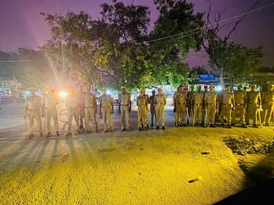 जनपद में अपराध-नियंत्रण व आमजन में सुरक्षा की भावना जागृत करने के दृष्टिगत #SPBahraich के निर्देशन में थाना हरदी पुलिस द्वारा भीड़-भाड़ वाले स्थानों तथा मिश्रित आबादी वाले संवेदनशील क्षेत्रों में किया गया पैदल गश्त।
#UPPolice https://t.co/AeccLhlKvQ