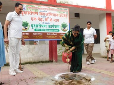 🌳मुजफ्फरनगर पुलिस लाइन में "SAY NO TO PLASTIC" अभियान के तहत पर्यावरण संरक्षण की अनूठी पहल।🌳
वामा सारथी अध्यक्ष डॉ. नीलम राय ने पौधारोपण कर अभियान का शुभारंभ किया। पुलिस परिवारों द्वारा तैयार कागज, जूट एवं कपड़े के थैलों का वितरण कर सिंगल यूज़ प्लास्टिक के बहिष्कार एवं पर्यावरण संरक्षण का संदेश दिया गया।
#वामा_सारथी
#SayNoToPlastic
#UPPolice
