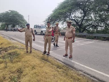 आगामी कांवड़ यात्रा-2026 के दृष्टिगत पुलिस अधीक्षक ग्रामीण श्री अक्षय संजय महाडीक द्वारा ग्रामीण क्षेत्र में पड़ने वाले कांवड़ यात्रा मार्ग का स्थलीय निरीक्षण कर सुरक्षा एवं व्यवस्थाओं का लिया गया जायजा।
#UPPolice https://t.co/DRNvG3Bcr1