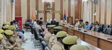 पुलिस अधीक्षक सुलतानपुर @ipsCharuNigam की अध्यक्षता में होमगार्ड्स भर्ती-2025 की डी०वी०पी०एस०टी० परीक्षा के सुचारू, सुरक्षित एवं पारदर्शी संचालन हेतु पुलिस लाइन सभागार में समीक्षा बैठक हुई, एडीएम व अपर पुलिस अधीक्षक की उपस्थिति में दिए गए निर्देश। https://t.co/YaxVT9ga3p