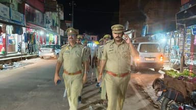 जनपद में शांति एवं कानून व्यवस्था को सुदृढ़ बनाए रखने हेतु #SP_कौशाम्बी के निर्देशन में थाना पिपरी पुलिस टीम द्वारा भीड़भाड़ एवं मिश्रित आबादी वाले क्षेत्र में पैदल गस्त की गई तथा आमजनमानस को भयमुक्त माहौल के लिए आश्वस्त किया गया।
#UPPolice
#kaushambipolice https://t.co/mUUfUWuZe2