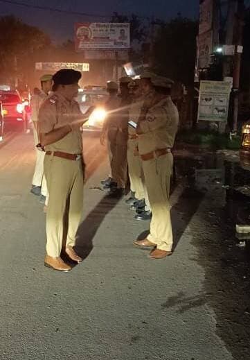 #SSP @moradabadpolice के निर्देशन में #COठाकुरद्वारा द्वारा थाना डिलारी पुलिस बल के साथ अपराध नियंत्रण, कानून एवं शान्ति व्यवस्था तथा जनमानस में सुरक्षा की भावना जागृत करने के दृष्टिगत थाना डिलारी क्षेत्रान्तर्गत पैदल गस्त एवं संदिग्ध वाहनों/व्यक्तियों को चेक किया गया । https://t.co/trOl70F7qm