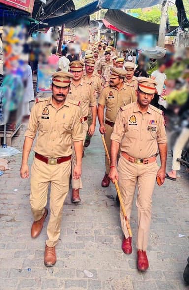 #SSP @moradabadpolice के निर्देशन में जनपदीय पुलिस द्वारा अपराध नियंत्रण, कानून एवं शान्ति व्यवस्था तथा जनमानस में सुरक्षा की भावना जागृत करने के दृष्टिगत गली, मोहल्ला, बाजार व अन्य महत्वपूर्ण स्थानों पर पैदल गश्त तथा संदिग्ध व्यक्ति/वाहनों की चेकिंग की गई।
#UPPolice https://t.co/DjJyFAQ6Lv