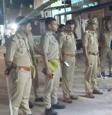 #SP_Cdi @Akash__IPS के निर्देशन में समस्त थानाध्यक्ष/प्रभारी निरीक्षक द्वारा आमजन में सुरक्षा का भाव जागृत करने के उद्देश्य से अपने-अपने क्षेत्रान्तर्गत मुख्य मार्ग/बाजार/भीड़भाड़ वाले स्थानों में पैदल गस्त/भ्रमण व वाहनों की चेकिंग की गई। https://t.co/IPpl32tnGp