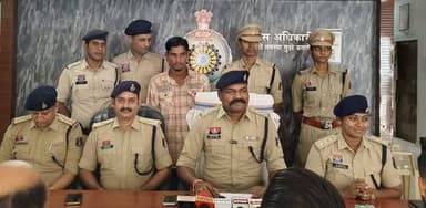 सक्ती पुलिस ने 13 वर्षीय कपिल कुमार केंवट की हत्या के मामले का 40 घंटे के भीतर खुलासा कर आरोपी हेमंत कुमार केंवट को गिरफ्तार कर लिया है। पुलिस के अनुसार, पुरानी रंजिश के चलते आरोपी ने बालक को पैसों का लालच देकर अपने साथ ले गया, कथित रूप से गला दबाकर उसकी हत्या कर दी और पहचान छिपाने के लिए शव को खेत में गड्ढा खोदकर दफना दिया। पुलिस ने आरोपी की निशानदेही पर शव का उत्खनन कराया और घटना में प्रयुक्त रापा तथा अन्य साक्ष्य बरामद किए। आरोपी को गिरफ्तार कर न्यायालय में पेश किया जा रहा है। मामले में आगे की वैधानिक कार्रवाई जारी है।
#CGVoiceNews #Sakti #BreakingNews #CrimeNews #ChhattisgarhPolice #CGNews #JusticeForKapil