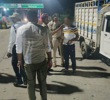 #amethipolice द्वारा सड़क दुर्घटनाओं में कमी लाने के उद्देश्य से विशेष चेकिंग अभियान चलाकर की जा रही कार्यवाही । यातायात नियमों का उल्लंघन करने वाले वाहन चालकों के विरुद्ध नियमानुसार कार्यवाही । https://t.co/q4BXjAzg3K