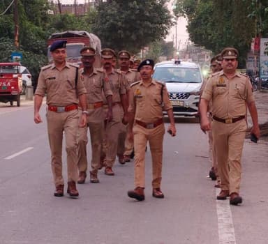 शांति, सुरक्षा एवं कानून व्यवस्था के दृष्टिगत #AddlSP_अमेठी द्वारा पुलिस बल के साथ कस्बा गौरीगंज में पैदल गश्त की गई तथा स्थानीय लोगों व दुकानदारों से वार्ता कर सुरक्षा का भरोसा दिया गया। गश्त के दौरान संदिग्ध व्यक्तियों एवं वाहनों की चेकिंग की गई।
#amethipolice
#FootPatrolling https://t.co/UmatDnhtfI
