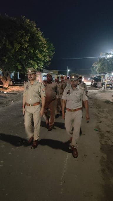 पुलिस अधीक्षक पीलीभीत के निर्देशन में थाना करेली पुलिस द्वारा अपराध नियंत्रण, शान्ति एवं कानून-व्यवस्था सुदृढ़ बनाए रखने हेतु मुख्य मार्गों, बाजारों व भीड़-भाड़ वाले क्षेत्रों में फुट पेट्रोलिंग कर सतर्क निगरानी की गई।
#UPPolice https://t.co/TbXtlmV6Z9