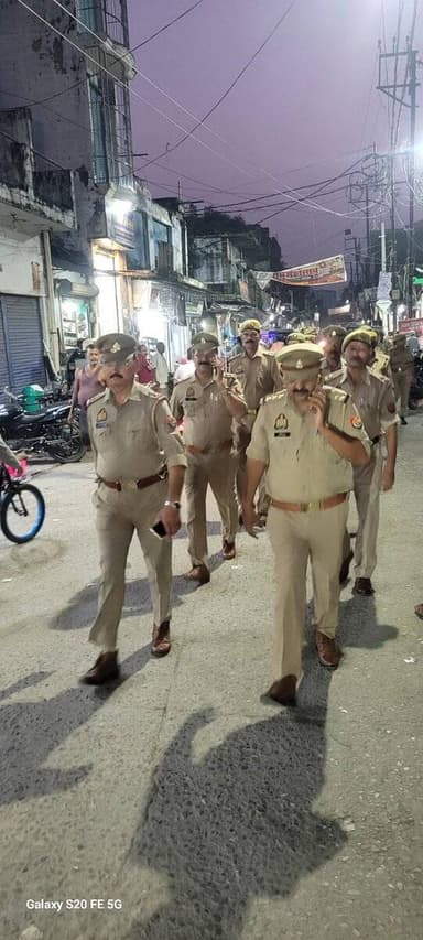 पुलिस अधीक्षक पीलीभीत के निर्देशन में थाना कोतवाली पुलिस द्वारा अपराध नियंत्रण, शान्ति एवं कानून-व्यवस्था सुदृढ़ बनाए रखने हेतु मुख्य मार्गों, बाजारों व भीड़-भाड़ वाले क्षेत्रों में फुट पेट्रोलिंग कर सतर्क निगरानी की गई।
#UPPolice https://t.co/RCgZjtwvK0