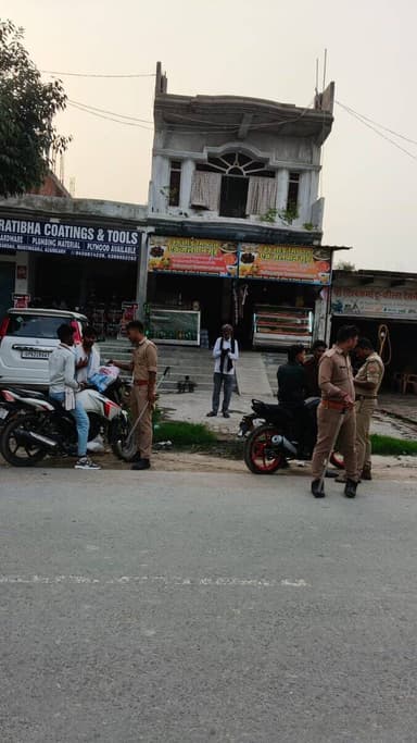 #SSPAzh डॉ0 अनिल कुमार के कुशल निर्देशन में,
#Azamgarhpolice द्वारा कानून-व्यवस्था के दृष्टिगत अपने-अपने क्षेत्रान्तर्गत संदिग्ध व्यक्तियों/ वाहन की सघन चेकिंग की गयी ।
➡️ सड़क सुरक्षा नियमों का अनुपालन करने के दृष्टिगत नागरिकों को जागरूक किया जा रहा है।
➡️ बिना नंबर प्लेट तथा गलत नम्बर प्लेट के वाहन चालकों के विरुद्ध सख्त कार्यवाही की गई।
@Uppolice
@adgzonevaranasi
@digazamgarh
