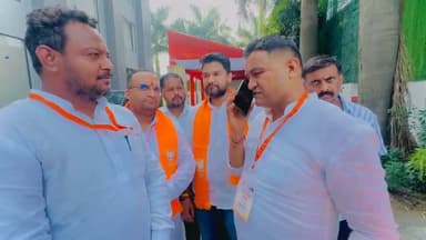बाजपुर न्यूज़,
नगर पालिका कर्मचारियों की जायज़ मांगों को लेकर कैबिनेट मंत्री से मिले राजेश कुमार,
अनशनकारी सीताराम तिवारी से कराई दूरभाष पर वार्ता
देहरादून। पूर्व भाजपा विधानसभा प्रत्याशी राजेश कुमार ने बाजपुर नगर पालिका के कर्मचारियों के चल रहे आमरण अनशन के संबंध में उत्तराखंड सरकार के कैबिनेट एवं शहरी विकास मंत्री श्री राम सिंह खैडा जी से भेंट कर कर्मचारियों की जायज़ मांगों को प्रमुखता से उठाया तथा उनका ध्यान इस गंभीर विषय की ओर आकर्षित कराया।
राजेश कुमार ने मंत्री से आग्रह किया कि वे अनशनकारी एवं समाजसेवी श्री सीताराम तिवारी जी से सीधे दूरभाष पर वार्ता कर कर्मचारियों की समस्याओं को सुनें। मंत्री श्री राम सिंह खैरा ने उनके आग्रह को स्वीकार करते हुए तत्काल श्री सीताराम तिवारी जी से दूरभाष पर बातचीत की और पूरे प्रकरण की जानकारी प्राप्त की।
इस अवसर पर राजेश कुमार ने कहा कि नगर पालिका कर्मचारी अपनी जायज़ मांगों को लेकर लंबे समय से संघर्षरत हैं। उन्होंने विश्वास व्यक्त किया कि राज्य सरकार कर्मचारियों की समस्याओं को संवेदनशीलता के साथ देखते हुए शीघ्र सकारात्मक एवं न्यायोचित निर्णय लेगी।
राजेश कुमार ने कहा कि कर्मचारियों के हितों की रक्षा करना हम सभी की सामूहिक जिम्मेदारी है। उन्होंने ईश्वर से प्रार्थना की कि कर्मचारियों की सभी जायज़ मांगों का शीघ्र समाधान हो, आंदोलन का सम्मानजनक अंत हो तथा सभी कर्मचारी अपने दायित्वों का निर्वहन पुनः पूरी निष्ठा के साथ कर सकें।