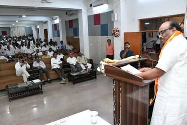 केंद्रीय जनजाति कार्य राज्यमंत्री श्री दुर्गादास उइके का उदयपुर दौरा
‘अतीत के गौरवशाली इतिहास को समझने की आवश्यकता, सामाजिक समरसता को आघात कर रही नकारात्मक शक्तियों को हमें देना होगा जवाब’ केंद्रीय मंत्री श्री उइके
केंद्रीय मंत्री श्री उइके ने संभाग स्तरीय जनजाति युवा कार्यशाला में की शिरकत, जनजातीय सामाजिक संगठनों की बैठक में लिए सुझाव
@followers @top fans News 24 Udaipur Mannalal Rawat
#udaipur #viralpost #nonfollowers #tadminister
उदयपुर, 12 जुलाई। भारत सरकार के जनजाति कार्य राज्य मंत्री श्री दुर्गा दास उइके ने उदयपुर दौरे के दूसरे दिन रविवार को सुखाड़िया विश्वविद्यालय के बप्पा रावल सभागार में आदिम जाति शोध एवं प्रशिक्षण संस्थान (टीआरआई) के संयुक्त तत्वावधान में आयोजित संभाग स्तरीय जनजाति युवा कार्यशाला में शिरकत की। ‘विश्वास, विकास एवं जनजाति कल्याण के 12 वर्ष’ विषयक संगोष्ठी में बतौर मुख्य वक्ता संबोधित करते हुए श्री उइके ने कहा कि हमें अतीत के गौरवशाली इतिहास को समझने की आवश्यकता है। जनजाति समाज की जड़े ऋग वैदिक काल से जुड़ी हुई है। समस्त ऋषि वन में ही रहते थे और वनों में ही ग्रंथ लिखे गए। उन्होंने कहा कि हमें वर्तमान परिदृश्य का चिंतन करना है और सही और गलत को पहचानने की जरूरत है। भावना शक्ति जनजाति समाज का प्राण है। उन्होंने कहा कि सामाजिक समरसता को आघात कर रही नकारात्मक शक्तियों को माकूल जवाब देना होगा।
पीएम मोदी के नेतृत्व में देश कर रहा निरंतर प्रगति
श्री उइके ने कहा कि प्रधानमंत्री श्री नरेंद्र मोदी के नेतृत्व में देश निरंतर प्रगति कर रहा है। आज हम हर साल 15 नवंबर को जनजाति गौरव दिवस के रूप में अपने इतिहास को याद करते हैं। ईएमआरएस, पीएम श्री विद्यालय जनजाति अंचलो में शिक्षा में आए आमूलचूल परिवर्तन के सशक्त उदाहरण है। संसदीय संकुल परियोजना के माध्यम से पलायन वाले क्षेत्रों हेतु ठोस परियोजनाएं बनाई गई है। पीएम मोदी द्वारा जनजाति क्षेत्रों में बुनियादी जरूरतों को पूरा करने के उद्देश्य से धरती आबा योजना के जरिए 80 हजार करोड़ की धनराशि आवंटित की गई है। पीएम जनमन योजना हेतु 24 हजार करोड आवंटित किए जा चुके हैं।
‘परंपराओं को सहेजना और उन्हें भावी पीढ़ियों को सौंपना हमारा विचार’ टीएडी मंत्री श्री खराड़ी
संगोष्ठी में प्रदेश सरकार के जनजाति क्षेत्रीय विकास विभाग मंत्री श्री बाबूलाल खराड़ी ने संबोधित करते हुए कहा कि देश की परंपरा अतिथि देवो भवः की रही है। परंपराओं को सहेजना और उन्हें भावी पीढ़ियों को सौंपना यह हमारा विचार है। हमारी संस्कृति ने सभी अन्य संस्कृतियों को स्वीकारा और पनाह दी और समायोजन हुआ। मंत्री श्री खराड़ी ने कहा कि अनेक प्रयासों के पश्चात भी सनातन कभी समाप्त नहीं हो पाया। देश में अभिव्यक्ति की आजादी का दुरूपयोग हुआ। उन्होंने बताया कि राज्य सरकार आदिवासी विरासत को संजोने की दिशा में तेजी से कार्य कर रही है इस संबंध में शीघ्र ही डॉक्यूमेंट्री तैयार हो जाएगी। अनुसूचित जनजाति वर्ग के अभ्यर्थियों को प्रशासनिक सेवाओं की तैयारी हेतु जयपुर अथवा दिल्ली में कोचिंग शुरु करने के प्रयास भी जारी है।
लोकसभा सांसद डॉ मन्नालाल रावत कहा की विगत के दशक में राष्ट्र ने उल्लेखनीय प्रगति की है। नॉर्थ-ईस्ट में उग्रवाद खत्म हुआ। जनजाति अस्मिता और नायकों को आगे लाने का कार्य विगत के दशक में हुआ। वफ्फ संशोधन अधिनियम, धरती आबा योजना, पीएम जन मन योजना समेत कई सौगातें महत्वपूर्ण उपलब्धियां है। डॉ रावत ने कहा की विरासत के बगैर आदिवासियों का विकास नहीं हो सकता है। कुछ कतिपय इकोसिस्टम क्षेत्र में सक्रिय है जो देश की प्रगति में बाधक है। कार्यक्रम में टीआरआई निदेशक ओपी जैन सहित गणमान्य अतिथि, प्रबुद्धजन एवं बड़ी संख्या में युवा मौजूद रहे।
संगोष्ठी के पश्चात केंद्रीय मंत्री श्री उइके अशोक नगर स्थित टीआरआई सभागार पहुंचे जहां उन्होंने प्रदेश के जनजातीय सामाजिक संगठनों की बैठक में संगठनों के प्रतिनिधियों के फीडबैक और सुझाव लिए। श्री उइके ने कहा कि प्रधानमंत्री श्री नरेंद्र मोदी की मंशा है कि विरासत का संवर्धन भी हो और विकास भी हो। ग्राउंड जीरो से सुझावों के आधार पर नीतियां बनाई जाएगी। उन्होंने कहा कि कभी भारतवर्ष आर्यावर्त के रूप में दुनिया का बड़ा देश था। विदेशी आक्रांताओं ने देश की संस्कृति को नुकसान पंहुचाने का प्रयास किया। वर्तमान पीढ़ी की जिम्मेदारी है की भावी पीढ़ियों को देश की विरासत से रूबरू करवाएं इसलिए वर्तमान में चिंतन और मनन करने की आवश्यकता है।
बैठक में हाल ही पद्मश्री पुरस्कार से सम्मानित जोधपुर निवासी तगाराम भील ने सुझाव देते हुए बालिका शिक्षा पर विशेष ध्यान देने की आवश्यकता बताई। वहीं पूर्व आईजी और गोविंद गुरु जनजाति विश्वविद्यालय के पूर्व कुलगुरु टीसी डामोर ने मानगढ़ धाम को राष्ट्रीय स्तर का स्मारक घोषित करने और उसे संरक्षित करने की बात कही। इसके अलावा चिकित्सा, शिक्षा समेत विभिन्न विषयों पर संगठनों के पदाधिकारियों ने अपने सुझाव दिए। इससे पूर्व केंद्रीय मंत्री श्री उइके ने टीआरआई परिसर में एक पेड़ माँ के नाम एवं हरियालो राजस्थान अभियान के तहत पौधरोपण भी किया। इस दौरान टीएडी मंत्री बाबूलाल खराड़ी, सांसद डॉ मन्नालाल रावत, सागवाडा विधायक शंकरलाल डेचा, टीआरआई निदेशक ओपी जैन सहित विभिन्न संगठनों के प्रतिनिधि मौजूद रहे।