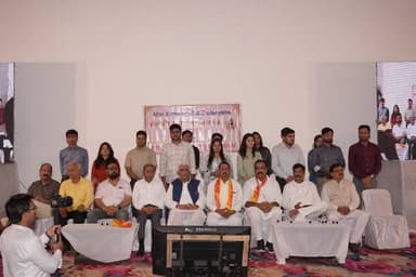 विप्र फाउंडेशन: विभिन्न प्रोफेशनल क्षेत्रों की 250 से अधिक विप्र प्रतिभाओं एवं विभूतियों का किया सम्मान
सिविल सेवा में चयनित युवाओं ने सेमिनार में बताए सफलता के मंत्र
@followers @top fans News 24 Udaipur
#udaipur #viralpost #nonfollowers #viprafoundationrajasthan
उदयपुर, 12 जुलाई। विप्र फाउंडेशन एवं उसके प्रकल्प शिक्षा, रोजगार एवं प्रतियोगी परीक्षा प्रकोष्ठ, जोन-1ए के तत्वावधान में रविवार को प्रताप गौरव केंद्र, टाइगर हिल्स में भव्य विप्र प्रतिभा सम्मान समारोह, आरएएस सम्मान समारोह एवं सिविल सेवा मार्गदर्शन सेमिनार का आयोजन किया गया। कार्यक्रम के मुख्य अतिथि विप्र फाउंडेशन के राष्ट्रीय अध्यक्ष सत्यनारायण श्रीमाली थे। कार्यक्रम की अध्यक्षता राष्ट्रीय संरक्षक एवं पूर्व विधायक धर्मनारायण जोशी ने की।
विशिष्ट अतिथि के रूप में राष्ट्रीय उपाध्यक्ष राधेश्याम सिखवाल, क्षेत्रीय अध्यक्ष (राजस्थान) सतीश शर्मा, प्रदेश अध्यक्ष डॉ. नरेंद्र पालीवाल, शिक्षाविद् आर.एस. व्यास, पूर्व राज्य मंत्री जगदीशराज श्रीमाली, पूर्व सभापति रविंद्र श्रीमाली, रोहित पांडे, मधुसूदन पालीवाल, नीरज नागदा, दिनेश शुक्ला, मनीष तिवारी, हेमंत आमेटा, दीपिका मेनारिया,अर्चना शर्मा, चित्रा मेनारिया पंकज शर्मा, हरीश शर्मा,सहित विप्र फाउंडेशन के अनेक वरिष्ठ पदाधिकारी एवं विप्र समाज के गणमान्यजन उपस्थित रहे।
प्रकोष्ठ प्रदेश सचिव गणेश नागदा ने बताया कि समारोह में विशेष रूप से आमंत्रित विप्र विभूतियों में वीर चक्र प्राप्तकर्ता दुर्गाशंकर पालीवाल, पद्मश्री श्याम सुंदर पालीवाल (पिपलांत्री), सुप्रसिद्ध साहित्यकार, शिक्षाविद् एवं ख्यातनाम कवि गिरीश पालीवाल ‘विद्रोही’, भूपेंद्र श्रीमाली (सुपुत्र मोहन श्रीमाली, हल्दीघाटी) तथा फिल्मकार एवं शोधकर्ता लोकेश पालीवाल का सम्मान किया गया।
विप्र फाउंडेशन जोन-1ए के प्रदेश अध्यक्ष डॉ. नरेंद्र पालीवाल ने बताया कि समारोह में अकाउंट्स, नर्सिंग, असिस्टेंट प्रोफेसर, आयुर्वेद एवं होम्योपैथी नर्सिंग ऑफिसर, डॉक्टर, इंजीनियर, अध्यापक, खाद्य सुरक्षा अधिकारी, चार्टर्ड अकाउंटेंट (सीए), पीएचडी, विभिन्न विषयों के गोल्ड मेडलिस्ट, खेल प्रतिभाओं तथा कक्षा 10वीं एवं 12वीं बोर्ड परीक्षा में 85 प्रतिशत से अधिक अंक प्राप्त करने वाले छात्र-छात्राओं सहित 250 से अधिक विप्र प्रतिभाओं एवं विप्र विभूतियों का सम्मान किया गया।
इस अवसर पर आरएएस एवं अन्य प्रशासनिक सेवाओं में चयनित निर्मला मेनारिया, भरत जोशी, रवि शर्मा, नीरज शर्मा, भारती शर्मा, संजना शर्मा, विकास पाराशर, जिज्ञासा शर्मा, आकांक्षा व्यास, गोविंद सुखवाल, आदित्य शर्मा, सुलेखा शर्मा, दीपक व्यास, अनुपम शर्मा, कृष्ण कुमार तिवारी, राजश्री पारीक एवं हितेश त्रिवेदी (तहसीलदार) को मंचासीन अतिथियों के साथ सम्मानपूर्वक बैठाया गया तथा उन्हें मोठड़ा, उपरणा एवं स्मृति-चिह्न भेंट कर अभिनंदित किया गया। इसके साथ ही मीडिया एवं पत्रकारिता के क्षेत्र में उल्लेखनीय सेवाएं देने वाले गोपाल मेहता मेनारिया, रमेश नागदा, प्रकाश शर्मा सहित अन्य पत्रकारों का भी सम्मान किया गया।
सिविल सेवा मार्गदर्शन सेमिनार में चयनित अधिकारियों ने अपने अनुभव साझा करते हुए कहा कि ‘समाज हमारी जड़ें हैं, हम अपनी जड़ों से कभी नहीं कटेंगे।’ उन्होंने समाज के विद्यार्थियों को हरसंभव मार्गदर्शन एवं सहयोग देने का संकल्प व्यक्त किया। वक्ताओं ने कहा कि सच्ची लगन, कठिन परिश्रम और समय पर सही मार्गदर्शन ही सफलता की कुंजी है।
शिक्षा प्रकोष्ठ के मीडिया प्रभारी गोपाल मेहता ने बताया कि कार्यक्रम प्रारंभ होने से पूर्व अतिथियों का हिंदुस्तान स्काउट एंड गाइड दल द्वारा गार्ड ऑफ ऑनर देकर स्वागत किया गया। कार्यक्रम का शुभारंभ भारत माता, महाराणा प्रताप एवं भगवान परशुराम की प्रतिमाओं पर माल्यार्पण एवं दीप प्रज्वलन के साथ हुआ। इसके पश्चात विप्र प्रार्थना का सामूहिक गायन किया गया तथा आयोजन समिति ने सभी अतिथियों का शॉल, उपरणा, स्मृति-चिह्न एवं महाराणा प्रताप की प्रतिमा भेंट कर अभिनंदन किया।
समारोह के मुख्य आयोजक एवं शिक्षा, रोजगार एवं प्रतियोगी परीक्षा प्रकोष्ठ के प्रदेश संयोजक तथा राष्ट्रीय कार्यकारिणी सदस्य डॉ. एच.आर. दवे ने स्वागत उद्बोधन देते हुए शिक्षा प्रकोष्ठ की उपलब्धियों की जानकारी दी तथा इन प्रतिभाओं को शीघ्र ही आरएएस आदि प्रतियोगी परीक्षाओं हेतु कई विषयों की निःशुल्क कक्षाएं तथा करियर काउंसलिंग उपलब्ध करवाने की घोषणा की ।
मुख्य अतिथि सत्यनारायण श्रीमाली ने अपने संबोधन में कहा कि आरएएस एवं अन्य प्रशासनिक सेवाओं में चयनित विप्र युवाओं पर चुनौतीपूर्ण परिस्थितियों में उत्कृष्ट कार्य करने की महत्वपूर्ण जिम्मेदारी है। उन्होंने युवाओं को भविष्य में और उच्च प्रशासनिक सेवाओं में जाने के लिए प्रेरित किया तथा शिक्षा, रोजगार एवं प्रतियोगी परीक्षा प्रकोष्ठ द्वारा आयोजित इस अभिनव एवं प्रेरणादायी सम्मान समारोह की मुक्तकंठ से सराहना की। इस अवसर नेशनल यूथ पार्लियामेंट ऑफ भारत के राष्ट्रीय अध्यक्ष एवं सीईओ ललित नारायण आमेटा की पुस्तक ‘युवाओं का सर्वोच्च विकास- दर्पण’ का विमोचन अतिथियों के हाथों किया गया। आमेटा के अनुसार युवाओं के केरियर निर्माण में इस पुस्तक की प्रमुख भूमिका रहेगी।
कार्यक्रम के अध्यक्ष राष्ट्रीय संरक्षक व पूर्व विधायक धर्मनारायण जोशी ने अधिक से अधिक युवाओं व बालक बालिकाओं को उच्च प्रशासनिक सेवाओं में जाने के लिए कड़ी मेहनत के साथ साथ सही समय पर सही मार्गदर्शन लेने का आव्हान किया। अंत में धन्यवाद एवं आभार प्रदेश अध्यक्ष डॉ नरेंद्र पालीवाल ने ज्ञापित किया।