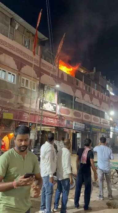 दशाश्वमेध घाट इलाके में एक भवन में लगी आग, दमकल की चार गाड़ियां आग बुझाने में जुटी, फिलहाल आग पर काबू पा लिया गया है...