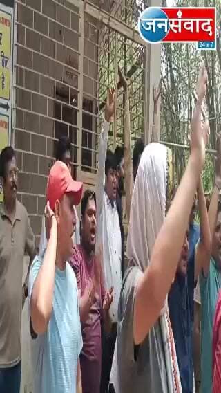 लोनी नगर पालिका के वार्ड नंबर 33 में स्थानीय परिवारों ने बिजली घर पर किया जोरदार प्रदर्शन