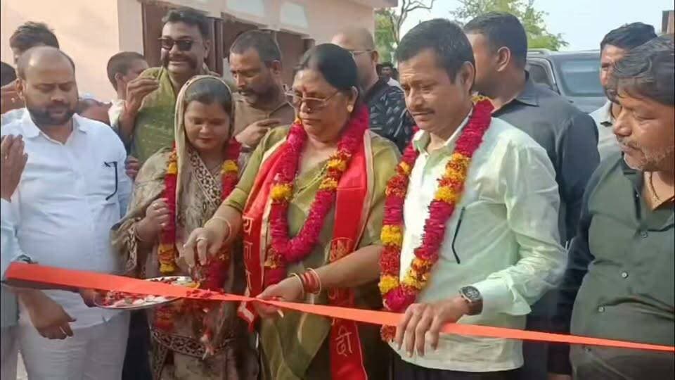 खागा विधानसभा को मिली विकास की बड़ी सौगात
राज्यमंत्री कृष्णा पासवान ने ₹5 करोड़ की सड़क परियोजना का किया भूमि पूजन
सिलमी-गढ़वा और पलवाहार मार्ग का लोकार्पण, ग्रामीणों ने जताई खुशी
✒️रिपोर्ट पिंटू तिवारी
फतेहपुर। खागा विधानसभा क्षेत्र में सड़क संपर्क को बेहतर बनाने की दिशा में उत्तर प्रदेश सरकार की राज्यमंत्री कृष्णा पासवान ने रविवार को कई विकास परियोजनाओं की शुरुआत की। उन्होंने करीब ₹5 करोड़ की लागत से बनने वाले किशनपुर–पहाड़पुर संपर्क मार्ग का भूमि पूजन किया तथा सिलमी-गढ़वा और पलवाहार मार्ग का लोकार्पण कर उन्हें आम जनता को समर्पित किया।
फतेहपुर। जनपद के खागा विधानसभा क्षेत्र में रविवार को विकास कार्यों को नई गति देने के उद्देश्य से सड़क परियोजनाओं का शुभारंभ और लोकार्पण किया गया। उत्तर प्रदेश सरकार की राज्यमंत्री कृष्णा पासवान ने लगभग ₹5 करोड़ की लागत से बनने वाले किशनपुर से पहाड़पुर मुख्य संपर्क मार्ग का विधिवत भूमि पूजन किया।
बताया गया कि यह मार्ग लंबे समय से जर्जर स्थिति में था और क्षेत्र के ग्रामीण इसके निर्माण की मांग लगातार उठा रहे थे। सड़क बनने से स्थानीय लोगों के आवागमन के साथ-साथ शिक्षा, स्वास्थ्य, कृषि और व्यापारिक गतिविधियों को भी सुविधा मिलने की उम्मीद है।
इसके अलावा मंत्री ने सिलमी-गढ़वा तथा पलवाहार मार्ग का लोकार्पण भी किया। दोनों सड़कों का निर्माण लगभग ₹40 लाख की लागत से कराया गया है। लोकार्पण के बाद स्थानीय ग्रामीणों ने खुशी व्यक्त करते हुए कहा कि बेहतर सड़क संपर्क से क्षेत्र के विकास को गति मिलेगी।
कार्यक्रम को संबोधित करते हुए राज्यमंत्री कृष्णा पासवान ने कहा कि खागा विधानसभा में सड़क, पेयजल और अन्य बुनियादी सुविधाओं के विस्तार के लिए सरकार लगातार कार्य कर रही है। उन्होंने कहा कि क्षेत्र की जनता की वर्षों पुरानी मांगों को प्राथमिकता के आधार पर पूरा करने का प्रयास किया जा रहा है।
ग्रामीण क्षेत्रों में बेहतर सड़क संपर्क को आर्थिक और सामाजिक विकास का महत्वपूर्ण आधार माना जाता है। स्थानीय लोगों का मानना है कि नई सड़क परियोजनाओं से आवागमन सुगम होगा और क्षेत्र के समग्र विकास को गति मिलेगी। परियोजनाओं की गुणवत्ता और समयबद्ध निर्माण पर अब लोगों की निगाहें रहेंगी।
🟥 ND NEWS | दैनिक निष्पक्ष धारा की अपील
एनडी न्यूज़ एवं दैनिक निष्पक्ष धारा प्रशासन एवं संबंधित विभाग से अपील करता है कि सभी विकास परियोजनाओं का निर्माण निर्धारित समय-सीमा और उच्च गुणवत्ता मानकों के अनुरूप कराया जाए। साथ ही स्थानीय नागरिक भी सार्वजनिक संपत्तियों के संरक्षण में सहयोग करें, ताकि विकास कार्यों का लाभ लंबे समय तक आमजन को मिलता रहे।
जनहित में सुझाव
सड़क निर्माण कार्यों की गुणवत्ता की नियमित निगरानी की जाए।
निर्माण पूर्ण होने के बाद समय-समय पर रखरखाव सुनिश्चित किया जाए।
ग्रामीण क्षेत्रों की शेष जर्जर सड़कों का भी सर्वे कर प्राथमिकता के आधार पर निर्माण कराया जाए।
नागरिक सड़क सुरक्षा नियमों का पालन करें और सार्वजनिक संपत्तियों की सुरक्षा में सहयोग दें।
👇👇👇
#NDNews #दैनिकनिष्पक्षधारा #Fatehpur #Khaga #KrishnaPaswan #RoadDevelopment #Kishanpur #Pahadpur #Infrastructure #UttarPradesh #Development #BreakingNews
👇👇👇👇
@dgpup
@RSSorg
@UPGovt
@wpl1090
@RSSgeet
@Uppolice
@MIB_India
@PMOIndia
@HMOIndia
@abmanglik
@VHPDigital
@igrangealld
@myogioffice
@InfoDeptUP
@dmfatehpur
@sdmsadarftp
@CMOfficeUP
@CMOUP_RC
@UPPRD1948
@ChiefSecyUP
@ChiefSecyUP
@MahantYogiG
@FatehpurSdm
@fatehpurpolice
@BajrangDalOrg
@rashtrapatibhvn
@UPMahilaKalyan
@112UttarPradesh
@myogiadityanath
@CommissionerPrg
@ADGZonPrayagraj
👇👇👇
🟥 ND NEWS | दैनिक निष्पक्ष धारा
मुख्य संपादक / संस्थापक: राजन सिंह हाड़ा
सह-संपादक: शालिनी सिंह भदौरिया
✒️ रिपोर्ट: सहयोगी शिवा गुप्ता के साथ जिला ब्यूरो अजय श्रीवास्तव
📍 कार्यालय-3: U158, हीरा स्वीट्स के पास, विकास मार्ग, लक्ष्मी नगर, पूर्वी दिल्ली, पिन कोड – 110092 (NCR)
📍 कार्यालय-2: विधानसभा रोड, बर्लिंगटन चौराहा, लखनऊ (226001) (UP)
📍 कार्यालय-1: 1/1 अटल बिहारी चौराहा, नियर बर्मा चौराहा, फतेहपुर (212601) (UP)
📅 दिनांक: 12 जुलाई 2026
📆 दिन: रविवार
📧 Email: ndnewschannel@gmail.com
📞 मोबाइल: 9696119696