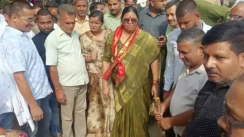 खागा विधानसभा को मिली विकास की बड़ी सौगात
राज्यमंत्री कृष्णा पासवान ने ₹5 करोड़ की सड़क परियोजना का किया भूमि पूजन
सिलमी-गढ़वा और पलवाहार मार्ग का लोकार्पण, ग्रामीणों ने जताई खुशी
✒️रिपोर्ट पिंटू तिवारी
फतेहपुर। खागा विधानसभा क्षेत्र में सड़क संपर्क को बेहतर बनाने की दिशा में उत्तर प्रदेश सरकार की राज्यमंत्री कृष्णा पासवान ने रविवार को कई विकास परियोजनाओं की शुरुआत की। उन्होंने करीब ₹5 करोड़ की लागत से बनने वाले किशनपुर–पहाड़पुर संपर्क मार्ग का भूमि पूजन किया तथा सिलमी-गढ़वा और पलवाहार मार्ग का लोकार्पण कर उन्हें आम जनता को समर्पित किया।
फतेहपुर। जनपद के खागा विधानसभा क्षेत्र में रविवार को विकास कार्यों को नई गति देने के उद्देश्य से सड़क परियोजनाओं का शुभारंभ और लोकार्पण किया गया। उत्तर प्रदेश सरकार की राज्यमंत्री कृष्णा पासवान ने लगभग ₹5 करोड़ की लागत से बनने वाले किशनपुर से पहाड़पुर मुख्य संपर्क मार्ग का विधिवत भूमि पूजन किया।
बताया गया कि यह मार्ग लंबे समय से जर्जर स्थिति में था और क्षेत्र के ग्रामीण इसके निर्माण की मांग लगातार उठा रहे थे। सड़क बनने से स्थानीय लोगों के आवागमन के साथ-साथ शिक्षा, स्वास्थ्य, कृषि और व्यापारिक गतिविधियों को भी सुविधा मिलने की उम्मीद है।
इसके अलावा मंत्री ने सिलमी-गढ़वा तथा पलवाहार मार्ग का लोकार्पण भी किया। दोनों सड़कों का निर्माण लगभग ₹40 लाख की लागत से कराया गया है। लोकार्पण के बाद स्थानीय ग्रामीणों ने खुशी व्यक्त करते हुए कहा कि बेहतर सड़क संपर्क से क्षेत्र के विकास को गति मिलेगी।
कार्यक्रम को संबोधित करते हुए राज्यमंत्री कृष्णा पासवान ने कहा कि खागा विधानसभा में सड़क, पेयजल और अन्य बुनियादी सुविधाओं के विस्तार के लिए सरकार लगातार कार्य कर रही है। उन्होंने कहा कि क्षेत्र की जनता की वर्षों पुरानी मांगों को प्राथमिकता के आधार पर पूरा करने का प्रयास किया जा रहा है।
ग्रामीण क्षेत्रों में बेहतर सड़क संपर्क को आर्थिक और सामाजिक विकास का महत्वपूर्ण आधार माना जाता है। स्थानीय लोगों का मानना है कि नई सड़क परियोजनाओं से आवागमन सुगम होगा और क्षेत्र के समग्र विकास को गति मिलेगी। परियोजनाओं की गुणवत्ता और समयबद्ध निर्माण पर अब लोगों की निगाहें रहेंगी।
🟥 ND NEWS | दैनिक निष्पक्ष धारा की अपील
एनडी न्यूज़ एवं दैनिक निष्पक्ष धारा प्रशासन एवं संबंधित विभाग से अपील करता है कि सभी विकास परियोजनाओं का निर्माण निर्धारित समय-सीमा और उच्च गुणवत्ता मानकों के अनुरूप कराया जाए। साथ ही स्थानीय नागरिक भी सार्वजनिक संपत्तियों के संरक्षण में सहयोग करें, ताकि विकास कार्यों का लाभ लंबे समय तक आमजन को मिलता रहे।
जनहित में सुझाव
सड़क निर्माण कार्यों की गुणवत्ता की नियमित निगरानी की जाए।
निर्माण पूर्ण होने के बाद समय-समय पर रखरखाव सुनिश्चित किया जाए।
ग्रामीण क्षेत्रों की शेष जर्जर सड़कों का भी सर्वे कर प्राथमिकता के आधार पर निर्माण कराया जाए।
नागरिक सड़क सुरक्षा नियमों का पालन करें और सार्वजनिक संपत्तियों की सुरक्षा में सहयोग दें।
👇👇👇
#NDNews #दैनिकनिष्पक्षधारा #Fatehpur #Khaga #KrishnaPaswan #RoadDevelopment #Kishanpur #Pahadpur #Infrastructure #UttarPradesh #Development #BreakingNews
👇👇👇👇
@dgpup
@RSSorg
@UPGovt
@wpl1090
@RSSgeet
@Uppolice
@MIB_India
@PMOIndia
@HMOIndia
@abmanglik
@VHPDigital
@igrangealld
@myogioffice
@InfoDeptUP
@dmfatehpur
@sdmsadarftp
@CMOfficeUP
@CMOUP_RC
@UPPRD1948
@ChiefSecyUP
@ChiefSecyUP
@MahantYogiG
@FatehpurSdm
@fatehpurpolice
@BajrangDalOrg
@rashtrapatibhvn
@UPMahilaKalyan
@112UttarPradesh
@myogiadityanath
@CommissionerPrg
@ADGZonPrayagraj
👇👇👇
🟥 ND NEWS | दैनिक निष्पक्ष धारा
मुख्य संपादक / संस्थापक: राजन सिंह हाड़ा
सह-संपादक: शालिनी सिंह भदौरिया
✒️ रिपोर्ट: सहयोगी शिवा गुप्ता के साथ जिला ब्यूरो अजय श्रीवास्तव
📍 कार्यालय-3: U158, हीरा स्वीट्स के पास, विकास मार्ग, लक्ष्मी नगर, पूर्वी दिल्ली, पिन कोड – 110092 (NCR)
📍 कार्यालय-2: विधानसभा रोड, बर्लिंगटन चौराहा, लखनऊ (226001) (UP)
📍 कार्यालय-1: 1/1 अटल बिहारी चौराहा, नियर बर्मा चौराहा, फतेहपुर (212601) (UP)
📅 दिनांक: 12 जुलाई 2026
📆 दिन: रविवार
📧 Email: ndnewschannel@gmail.com
📞 मोबाइल: 9696119696