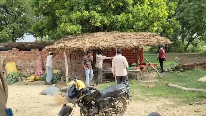 फतेहपुर में अवैध अतिक्रमण पर प्रशासन का बड़ा एक्शन
राजस्व टीम और पुलिस की मौजूदगी में करीब 5 बीघा सरकारी भूमि कराई गई कब्जा मुक्त
नायब तहसीलदार के नेतृत्व में चला अभियान, ग्राम प्रधान को सौंपी गई मुक्त कराई गई भूमि
✒️रिपोर्ट :- सहयोगी मुन्ना यादव के साथ नाजिया परवीन हथगाम फतेहपुर
फतेहपुर। जनपद के हथगाम थाना क्षेत्र स्थित ग्राम पंचायत मऊपारा के आली मऊ गांव में सरकारी भूमि पर कथित अवैध कब्जे को लेकर प्रशासन ने कार्रवाई की है। उप जिलाधिकारी खागा को प्राप्त शिकायत के आधार पर राजस्व विभाग और पुलिस की संयुक्त टीम ने मौके पर पहुंचकर अतिक्रमण हटाया तथा कब्जा मुक्त कराई गई भूमि ग्राम पंचायत को सुपुर्द कर दी।
फतेहपुर। सरकारी भूमि को अतिक्रमण मुक्त कराने के अभियान के तहत शनिवार को हथगाम थाना क्षेत्र के ग्राम पंचायत मऊपारा स्थित आली मऊ गांव में राजस्व विभाग और पुलिस प्रशासन ने संयुक्त कार्रवाई की।
बताया गया कि ग्रामीण शिवराम यादव एवं लालचंद मौर्या द्वारा उप जिलाधिकारी खागा से शिकायत की गई थी कि गांव की इमरती वन एवं सड़क किनारे स्थित सरकारी भूमि पर कुछ लोगों द्वारा अवैध कब्जा कर लिया गया है। शिकायत के परीक्षण के बाद प्रशासन ने मौके पर कार्रवाई करने का निर्णय लिया।
नायब तहसीलदार प्रतिमा द्विवेदी के नेतृत्व में राजस्व विभाग की टीम, जिसमें लेखपाल मनोज कुमार, प्रमोद कुमार, राजस्व निरीक्षक विवेक तिवारी तथा पुलिस विभाग से उपनिरीक्षक अभिमन्यु सिंह और पुलिस बल शामिल रहा, मौके पर पहुंचा।
राजस्व अभिलेखों के अनुसार गाटा संख्या 2025, 2027, 2029, 2030, 2031 एवं 2041 की लगभग 5 बीघा सरकारी भूमि पर कथित अतिक्रमण पाया गया। प्रशासन ने ट्रैक्टर के माध्यम से भूमि की जोताई कराते हुए अवैध कब्जे हटवाए। मौके पर बने अस्थायी छप्पर और टीन आदि भी हटवाकर भूमि को कब्जा मुक्त कराया गया।
कार्रवाई के बाद राजस्व विभाग ने कब्जा मुक्त कराई गई भूमि ग्राम प्रधान श्याम कली को सुपुर्द कर दी। अधिकारियों ने संकेत दिए कि क्षेत्र में अन्य सरकारी भूमि पर अवैध कब्जों की भी जांच की जा रही है तथा आवश्यकतानुसार संबंधित लोगों को नोटिस जारी किए जाएंगे।
सरकारी भूमि को अतिक्रमण मुक्त कराना प्रशासन की नियमित जिम्मेदारी का हिस्सा है। अधिकारियों का कहना है कि जहां भी सरकारी भूमि पर अवैध कब्जे की शिकायतें प्राप्त होंगी, वहां राजस्व अभिलेखों के आधार पर नियमानुसार कार्रवाई की जाएगी।
🟥 ND NEWS | दैनिक निष्पक्ष धारा की अपील
एनडी न्यूज़ एवं दैनिक निष्पक्ष धारा आम नागरिकों से अपील करता है कि सरकारी भूमि, चारागाह, वन भूमि एवं सार्वजनिक संपत्तियों पर किसी भी प्रकार का अवैध कब्जा न करें। यदि कहीं अतिक्रमण की जानकारी हो तो उसकी सूचना संबंधित प्रशासनिक अधिकारियों को दें। प्रशासन से भी अपेक्षा है कि सभी मामलों में निष्पक्ष, पारदर्शी एवं कानूनसम्मत कार्रवाई सुनिश्चित की जाए।
जनहित में सुझाव
सरकारी भूमि का संरक्षण सभी नागरिकों की साझा जिम्मेदारी है।
अतिक्रमण संबंधी शिकायतें साक्ष्यों सहित संबंधित अधिकारियों को दें।
प्रशासन समय-समय पर सार्वजनिक भूमि का सर्वे एवं निरीक्षण कराए।
कब्जा मुक्त कराई गई भूमि का सुरक्षित उपयोग एवं संरक्षण सुनिश्चित किया जाए।
👇👇👇
#NDNews #दैनिकनिष्पक्षधारा #Fatehpur #Hathgam #Khaga #RevenueDepartment #AntiEncroachment #UttarPradesh #LandEncroachment #PoliceAction #PublicLand
👇👇
@dgpup
@RSSorg
@UPGovt
@wpl1090
@RSSgeet
@Uppolice
@MIB_India
@PMOIndia
@HMOIndia
@abmanglik
@VHPDigital
@igrangealld
@myogioffice
@InfoDeptUP
@dmfatehpur
@sdmsadarftp
@CMOfficeUP
@CMOUP_RC
@UPPRD1948
@ChiefSecyUP
@ChiefSecyUP
@MahantYogiG
@FatehpurSdm
@fatehpurpolice
@BajrangDalOrg
@rashtrapatibhvn
@UPMahilaKalyan
@112UttarPradesh
@myogiadityanath
@CommissionerPrg
@ADGZonPrayagraj
👇👇
🟥 ND NEWS | दैनिक निष्पक्ष धारा
मुख्य संपादक / संस्थापक: राजन सिंह हाड़ा
सह-संपादक: शालिनी सिंह भदौरिया
✒️ रिपोर्ट: सहयोगी मुन्ना यादव के साथ नाजिया परवीन हथगाम
📍 कार्यालय-3: U158, हीरा स्वीट्स के पास, विकास मार्ग, लक्ष्मी नगर, पूर्वी दिल्ली, पिन कोड – 110092 (NCR)
📍 कार्यालय-2: विधानसभा रोड, बर्लिंगटन चौराहा, लखनऊ (226001) (UP)
📍 कार्यालय-1: 1/1 अटल बिहारी चौराहा, नियर बर्मा चौराहा, फतेहपुर (212601) (UP)
📅 दिनांक: 12 जुलाई 2026
📆 दिन: रविवार
📧 Email: ndnewschannel@gmail.com
📞 मोबाइल: 9696119696