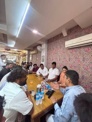 संगठन विस्तार को लेकर सोनीपत में महत्वपूर्ण बैठक सम्पन्न
आज दिनांक 12 जुलाई 2026 को सोनीपत में शिवसेना की एक महत्वपूर्ण संगठनात्मक बैठक का आयोजन किया गया। बैठक का नेतृत्व फ़रीदाबाद प्रभारी श्री धर्मेंद्र जी, फ़रीदाबाद देहात प्रमुख श्री युद्धवीर सिंह जी एवं फ़रीदाबाद महिला आघाड़ी प्रमुख श्रीमती मोहिनी जी ने किया।
बैठक में संगठन विस्तार, नए शिवसैनिकों को जोड़ने, बूथ स्तर तक संगठन को मजबूत करने तथा आगामी कार्यक्रमों की रूपरेखा पर विस्तृत चर्चा की गई। सभी पदाधिकारियों ने शिवसेना हरियाणा के राज्य प्रमुख आदरणीय श्री नीरज सेठी जी के नेतृत्व में संगठन को प्रत्येक गाँव, वार्ड एवं बूथ तक सशक्त बनाने का संकल्प लिया।
बैठक के सफल आयोजन का श्रेय श्री राजीव पाल जी एवं उनकी पूरी टीम को जाता है, जिन्होंने उत्कृष्ट व्यवस्थाओं एवं समर्पित प्रयासों से कार्यक्रम को सफल बनाया। शिवसेना परिवार उनकी मेहनत एवं संगठन के प्रति समर्पण की सराहना करता है।
जय हिंद!
जय हरियाणा
जय शिवसेना!