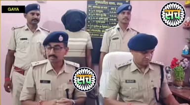 गया: पुलिस को बड़ी सफलता मिली है। कई संगीन मामलों में वांछित ₹50 हजार के इनामी टॉप-10 अपराधी टिंकू सिंह उर्फ टिंकू कुमार उर्फ चौथा उर्फ सत्यनारायण सिंह को गिरफ्तार कर लिया गया है। #Gaya #Bihar #BiharPolice #Crime #Top10Criminal #BreakingNews #LawAndOrder #BiharNews #LatestNews #IndiaNews