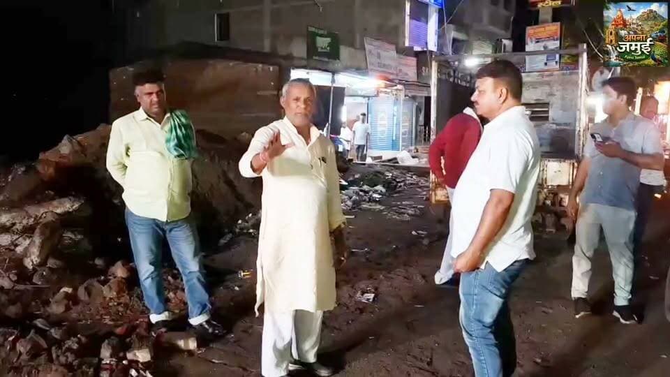 चकाई चौक की जल निकासी पर भड़के कांग्रेस नेता रामेश्वर यादव सुनिए, इस मुद्दे पर क्या बोल रहे हैं
#chakai #jamui